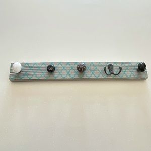 Hanging wall rack 18”